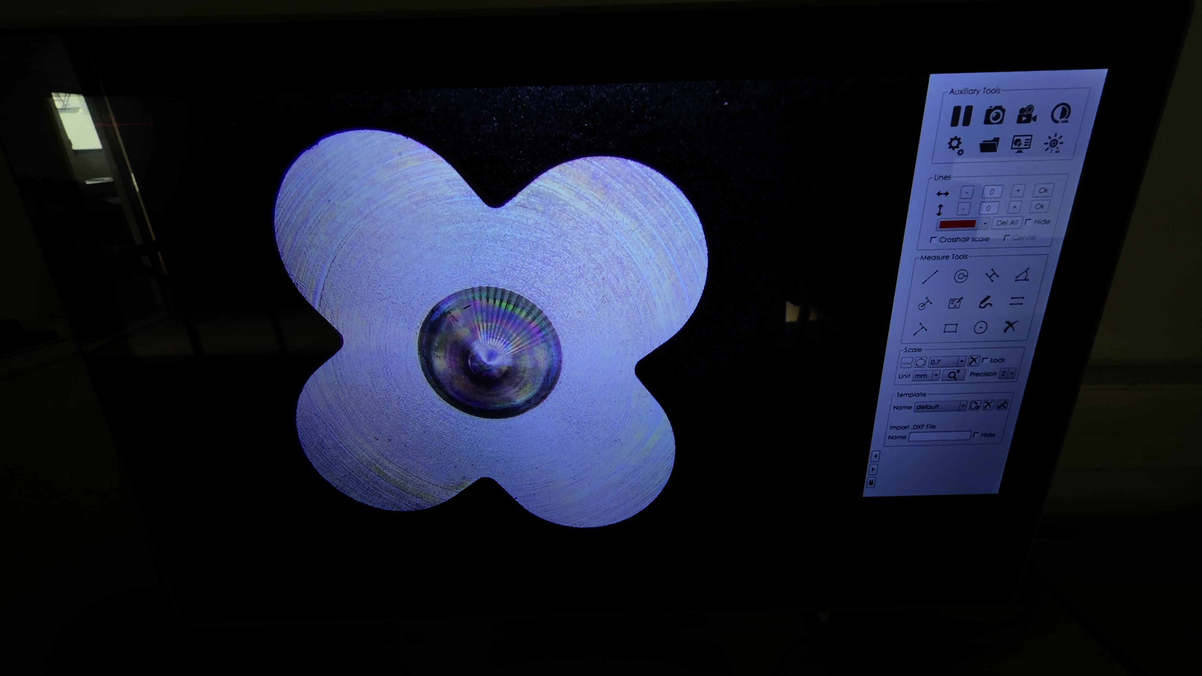 Pièce usinée sous microscope